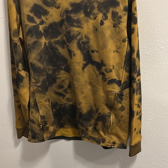 Lululemon Men's Textured Tech Gold and Black Tie-Dye Hoodie - Picture 2 of 6